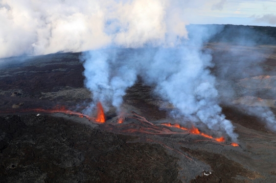 Ngerinya Penampakan Gunung Piton de la Fournaise Meletus di Prancis