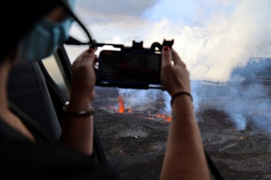 Ngerinya Penampakan Gunung Piton de la Fournaise Meletus di Prancis