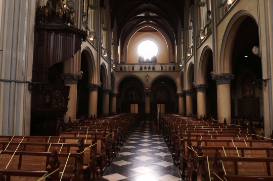 Suasana Gereja Katedral Jakarta Jelang Natal