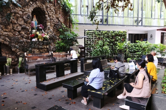 Suasana Gereja Katedral Jakarta Jelang Natal