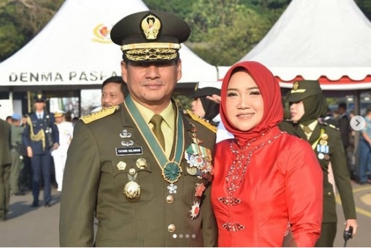 Jarang Tersorot, Potret Cantik Dewi Susanti Istri Eks Wakasad Letjen Tatang Sulaiman