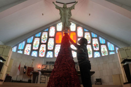 Jelang Natal, Gereja Bersolek dengan Ornamen Natal