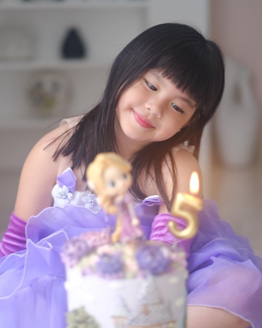 7 Momen Ultah ke-5 Abigail Cattleya Anak Ririn Ekawati, Lengket Bareng Ibnu Jamil