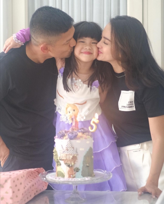 7 Momen Ultah ke-5 Abigail Cattleya Anak Ririn Ekawati, Lengket Bareng Ibnu Jamil