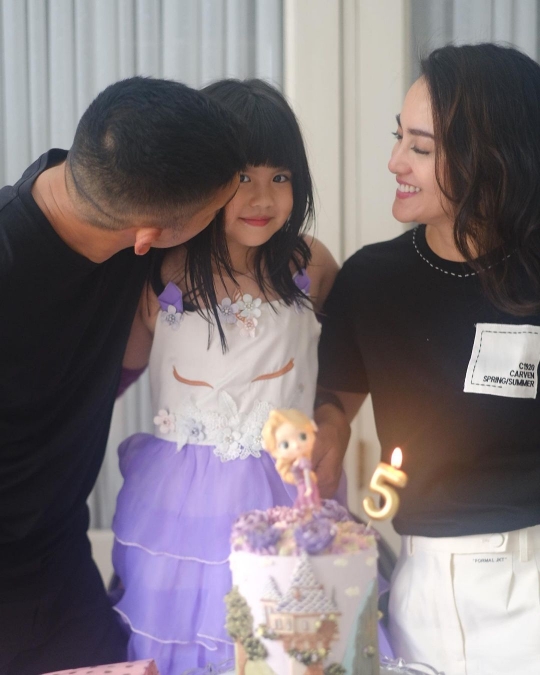 7 Momen Ultah ke-5 Abigail Cattleya Anak Ririn Ekawati, Lengket Bareng Ibnu Jamil