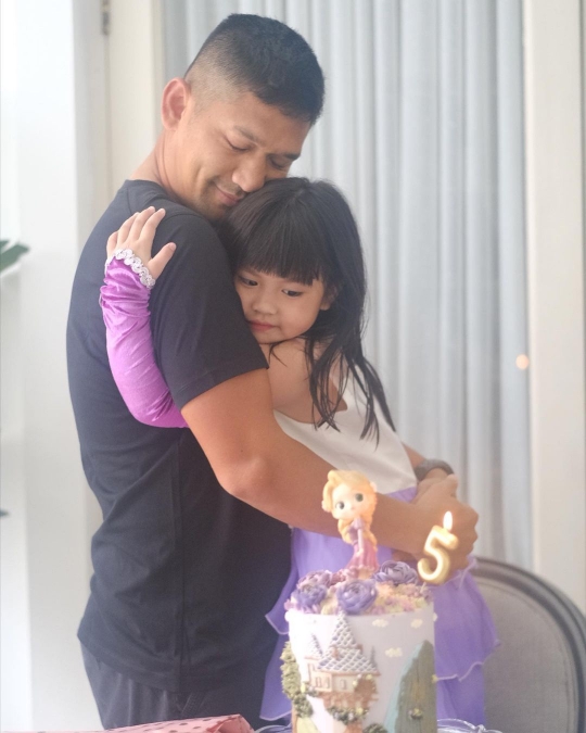 7 Momen Ultah ke-5 Abigail Cattleya Anak Ririn Ekawati, Lengket Bareng Ibnu Jamil