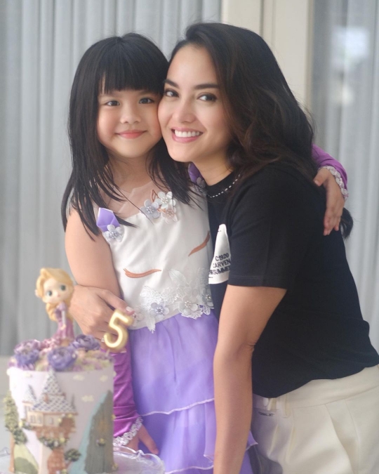 7 Momen Ultah ke-5 Abigail Cattleya Anak Ririn Ekawati, Lengket Bareng Ibnu Jamil