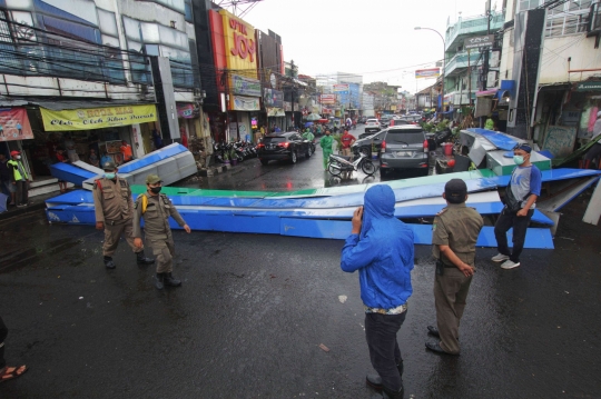 Cuaca Ekstrem, Pohon-Pohon Bertumbangan Timpa Mobil di Tangerang