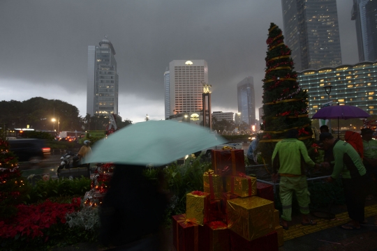 Menghias Pohon Natal 2021 di Bundaran HI