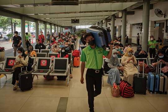 H-1 Natal, Penumpang Padati Stasiun Senen