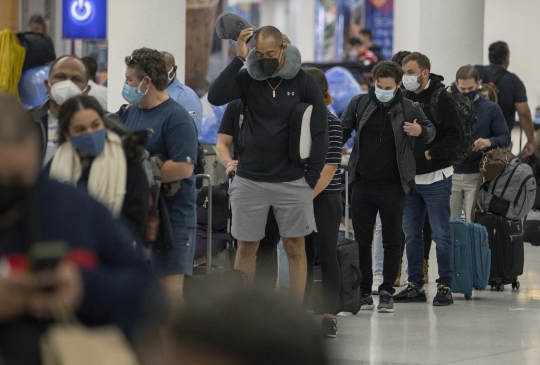 Varian Baru Makin Menyebar, Bandara Miami Terus Dipadati Wisatawan