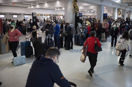 Varian Baru Makin Menyebar, Bandara Miami Terus Dipadati Wisatawan