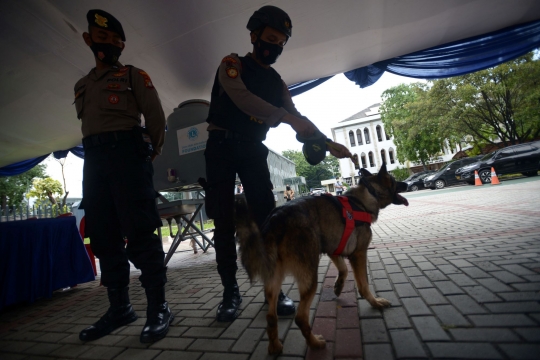 Pengamanan Ketat Gereja Katedral untuk Malam Natal