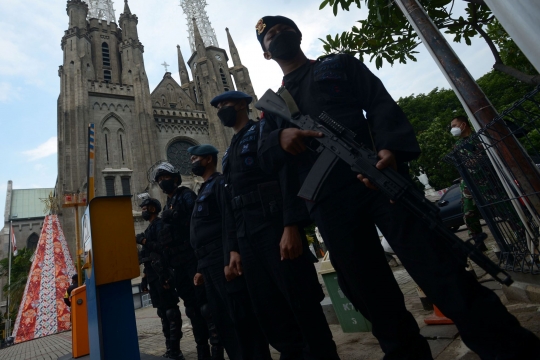 Pengamanan Ketat Gereja Katedral untuk Malam Natal