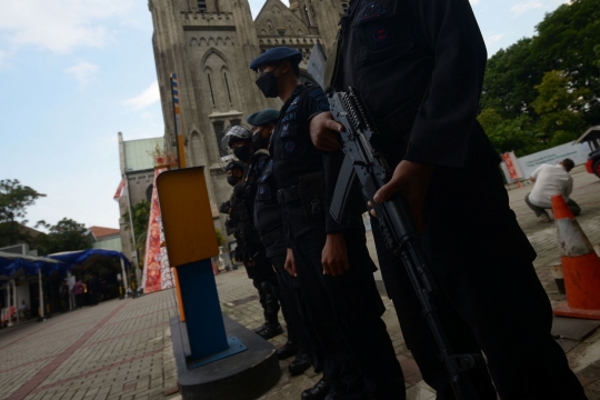 Pengamanan Ketat Gereja Katedral untuk Malam Natal