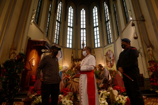 Pengamanan Ketat Gereja Katedral untuk Malam Natal