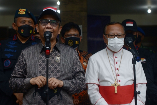 Pengamanan Ketat Gereja Katedral untuk Malam Natal