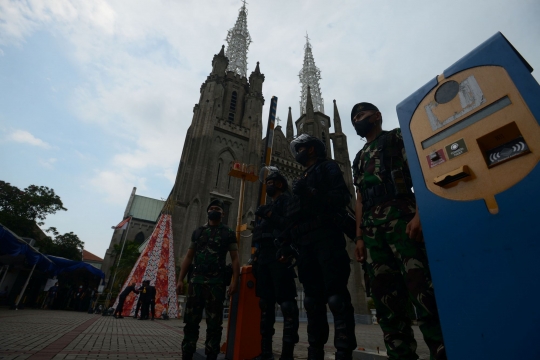 Pengamanan Ketat Gereja Katedral untuk Malam Natal