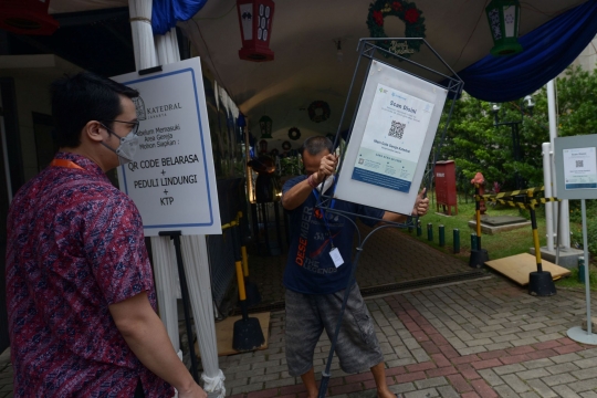 Pengamanan Ketat Gereja Katedral untuk Malam Natal