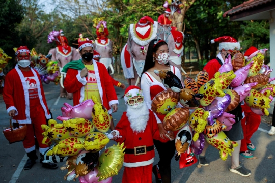 Aksi Gajah Berjubah Sinterklas Bagi-Bagi Kado Natal di Thailand