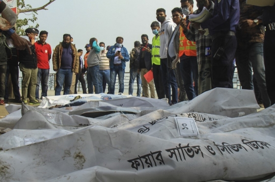 Kondisi Hangus Kapal Feri di Bangladesh yang Panggang Puluhan Penumpang