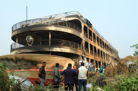Kondisi Hangus Kapal Feri di Bangladesh yang Panggang Puluhan Penumpang