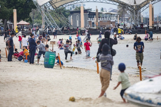 Libur Natal, Masyarakat Ramai Berlibur di Pantai Ancol