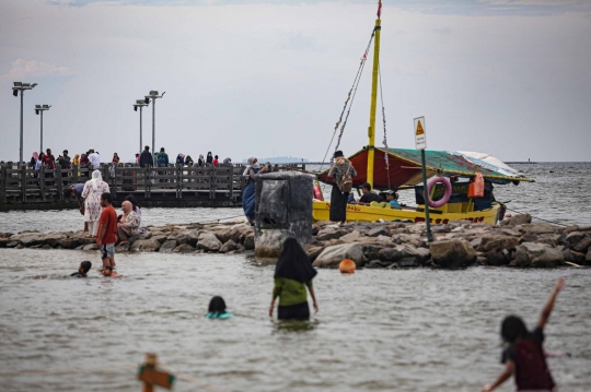 Libur Natal, Masyarakat Ramai Berlibur di Pantai Ancol