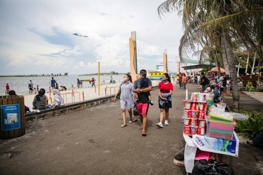 Libur Natal, Masyarakat Ramai Berlibur di Pantai Ancol