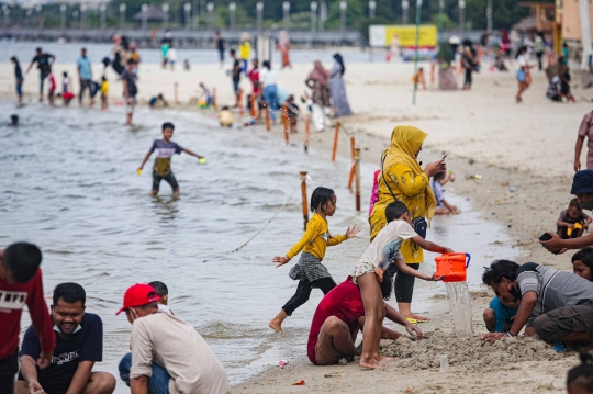 Libur Natal, Masyarakat Ramai Berlibur di Pantai Ancol