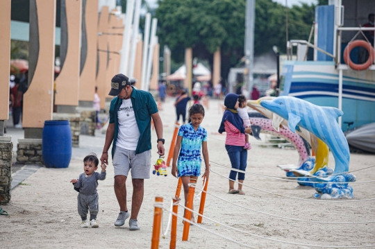 Libur Natal, Masyarakat Ramai Berlibur di Pantai Ancol