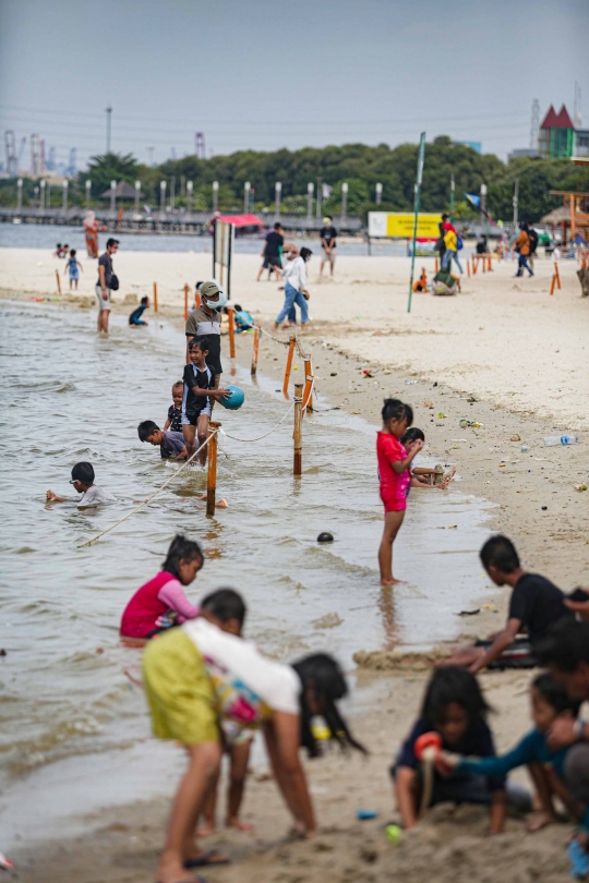 Libur Natal, Masyarakat Ramai Berlibur di Pantai Ancol