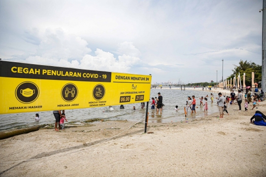 Libur Natal, Masyarakat Ramai Berlibur di Pantai Ancol