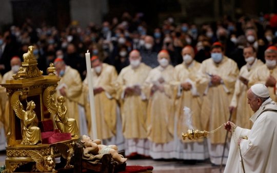 Paus Fransiskus Pimpin Misa Natal di Basilika Santo Petrus