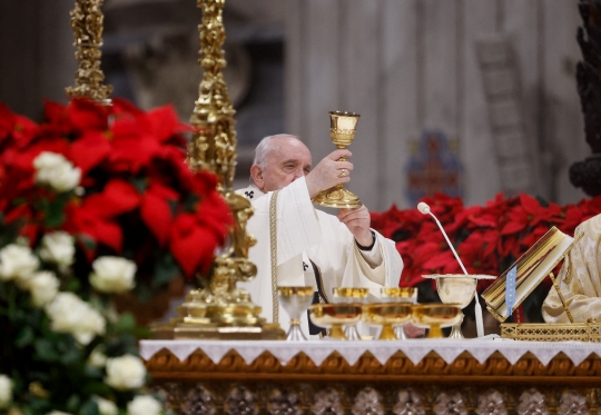 Paus Fransiskus Pimpin Misa Natal di Basilika Santo Petrus