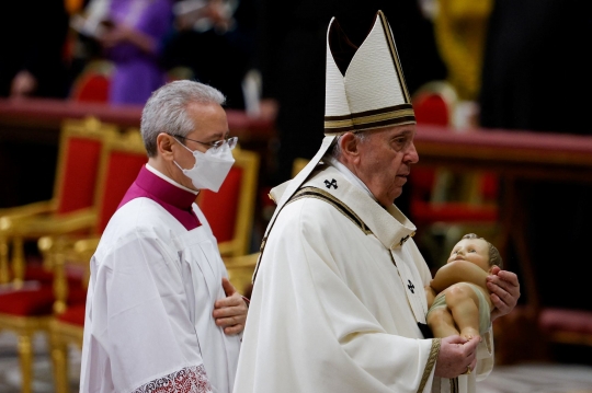 Paus Fransiskus Pimpin Misa Natal di Basilika Santo Petrus