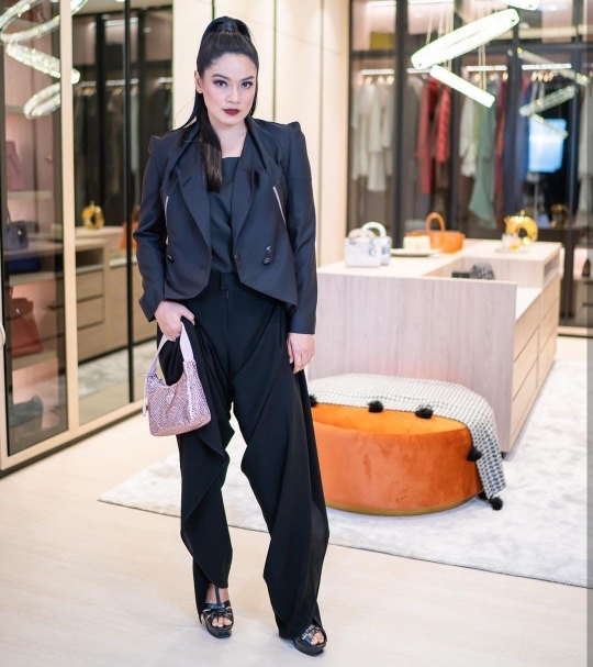 Potret Titi Kamal Berpakaian Serba Hitam, Bukannya Menakutkan Tapi Makin Cantik