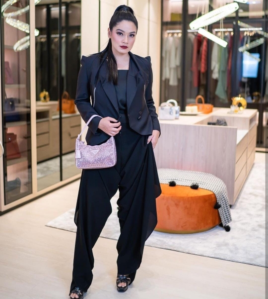 Potret Titi Kamal Berpakaian Serba Hitam, Bukannya Menakutkan Tapi Makin Cantik