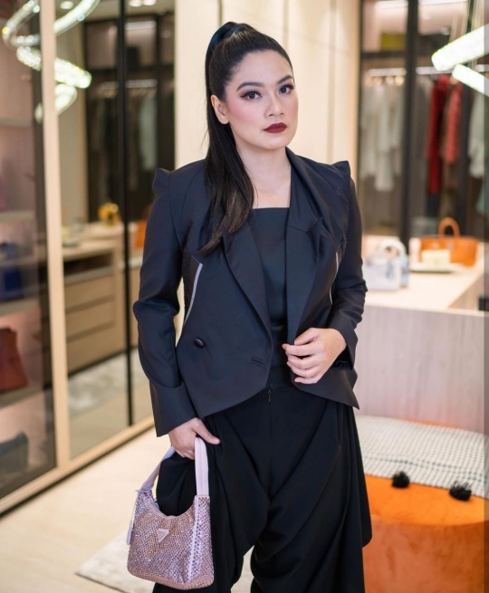 Potret Titi Kamal Berpakaian Serba Hitam, Bukannya Menakutkan Tapi Makin Cantik