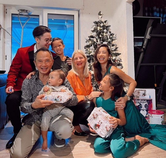 Jennifer Bachdim Bersama Anak-anaknya Rayakan Natal di Jerman, Intip Potretnya