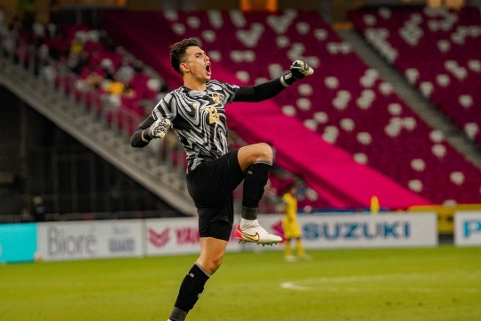 Potret Tampan & Macho Nadeo Argawinata, Kiper Timnas Ramai Disebut 'Penyelamat'