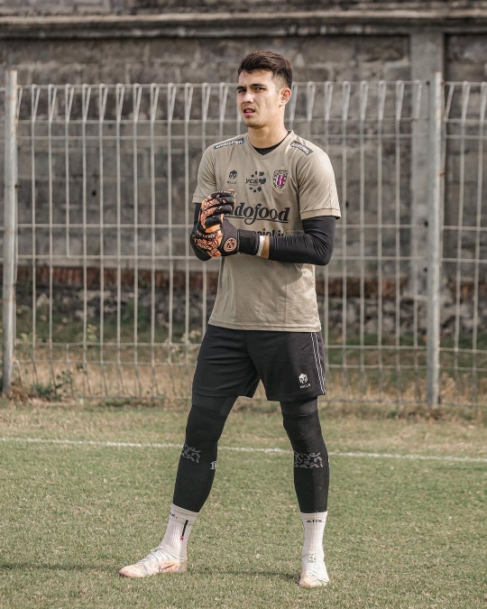 Potret Tampan & Macho Nadeo Argawinata, Kiper Timnas Ramai Disebut 'Penyelamat'