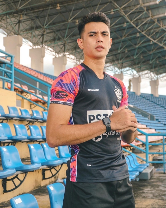 Potret Tampan & Macho Nadeo Argawinata, Kiper Timnas Ramai Disebut 'Penyelamat'