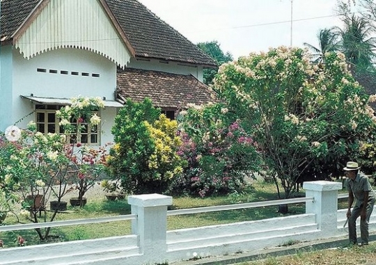 Intip Suasana Desa Sindanglaut Tahun 1980, Potret Hansip dan Rumah Warga jadi Sorotan