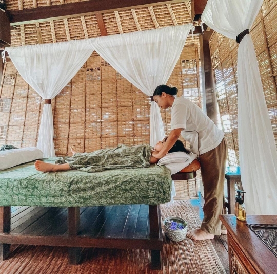 Intip 5 Potret Gempi Lagi Rileks Lakukan Spa di Bali, Senyum Manis Pamer Gigi Ompong