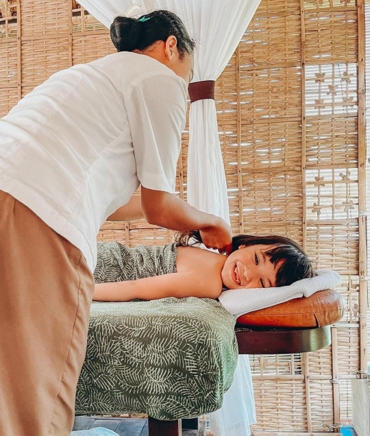 Intip 5 Potret Gempi Lagi Rileks Lakukan Spa di Bali, Senyum Manis Pamer Gigi Ompong