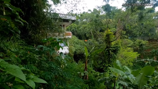 Penampakan Rumah Mewah di Tepi Jurang Tak Terurus, Penghuni Pilih Pergi