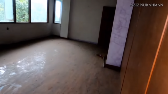Penampakan Rumah Mewah di Tepi Jurang Tak Terurus, Penghuni Pilih Pergi