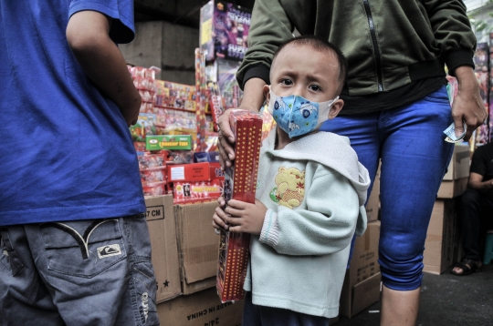 Geliat Pedagang Kembang Api di Tengah Larangan Perayaan Tahun Baru