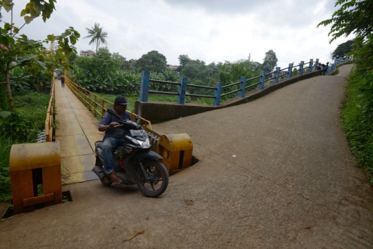 Jembatan Gantung Kuning di Condet yang Viral Jadi Tempat Berburu Fotografi